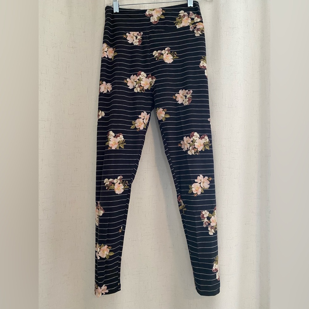 Black and White Floral Patterned Leggings